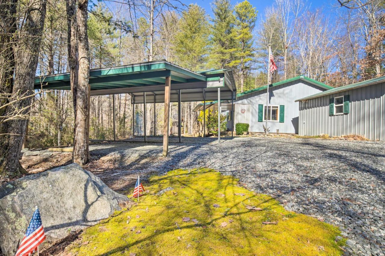 Penrose Home With Covered Deck And Fire Pit! Luaran gambar